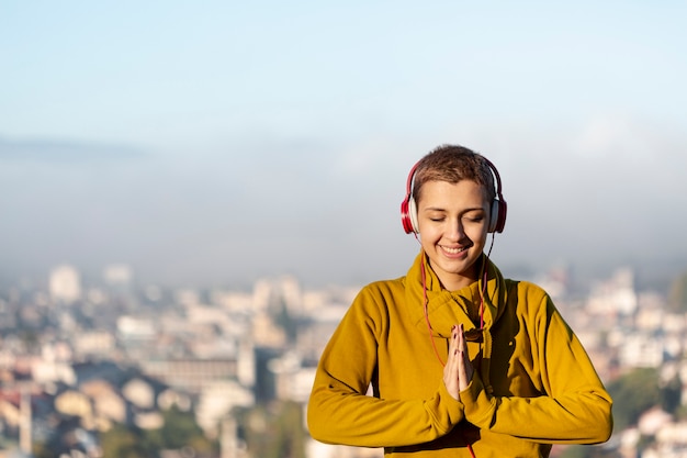 Mujer feliz meditando tiro medio