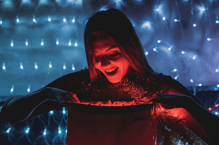 Foto gratuito mujer feliz mirando las lámparas brillantes