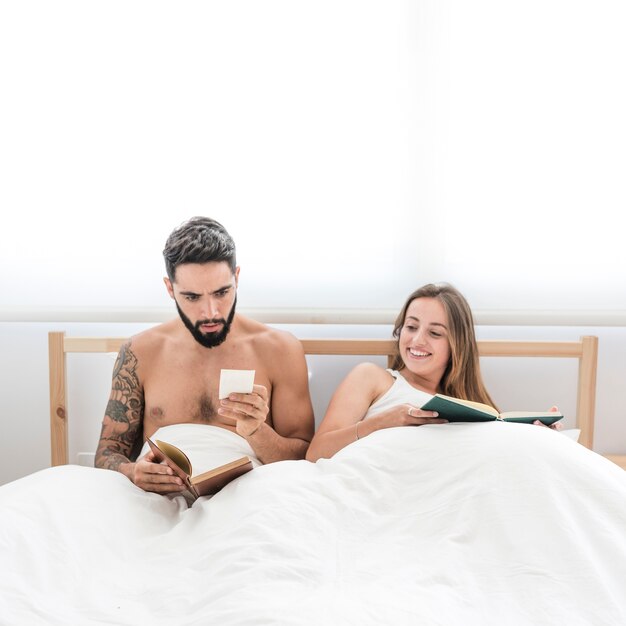 Mujer feliz mirando a su marido leyendo nota