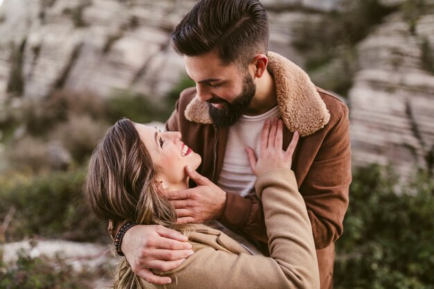 Mujer feliz mirando a su novio en la naturaleza