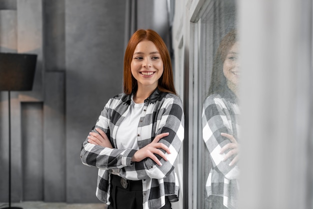 Foto gratuita mujer feliz mirando por la ventana