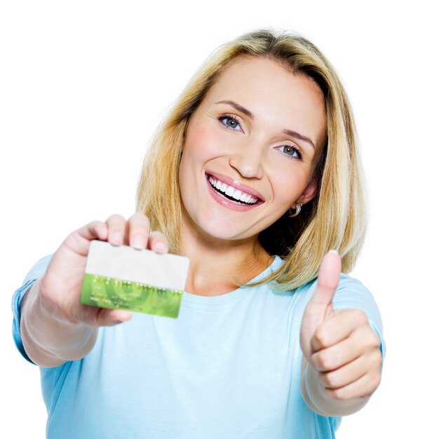 Mujer feliz mostrando pulgar hacia arriba con tarjeta de crédito