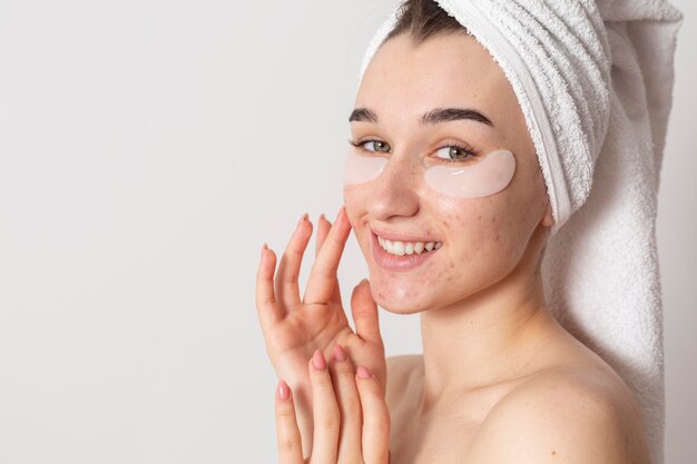 Mujer feliz con parches en los ojos