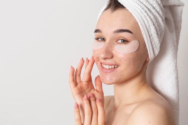 Mujer feliz con parches en los ojos