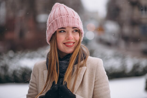 Mujer feliz en un parque de invierno