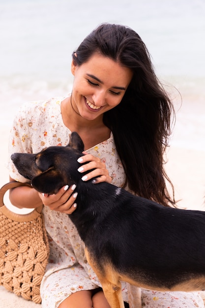 Mujer feliz con perro de playa