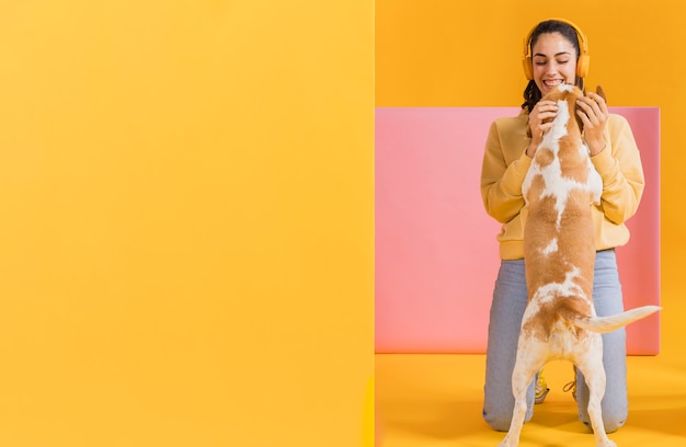 Mujer feliz con un perro