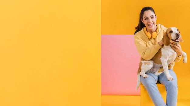 Mujer feliz con un perro