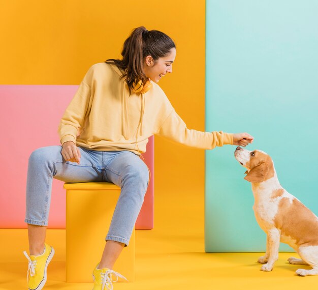 Mujer feliz con un perro