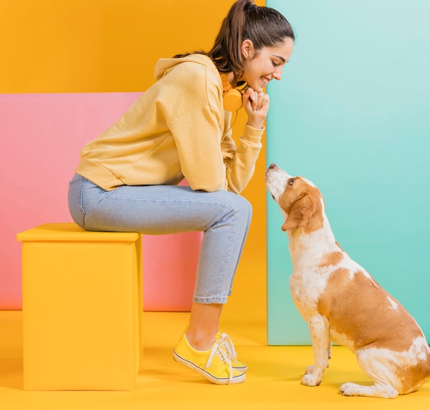 Foto gratuita mujer feliz con un perro