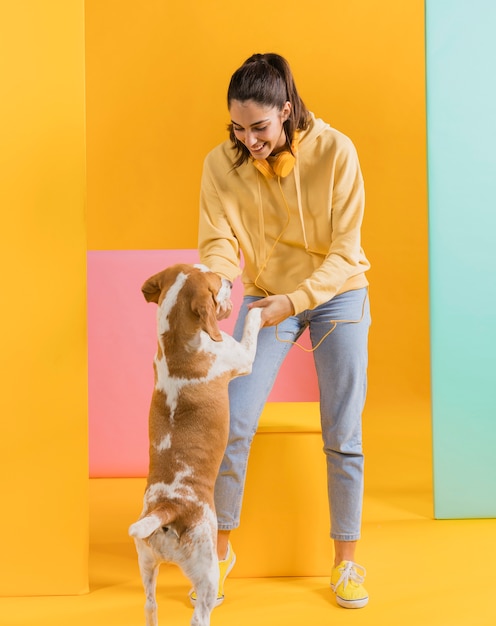 Foto gratuita mujer feliz con un perro