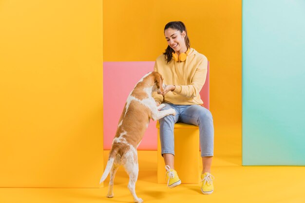 Mujer feliz con un perro