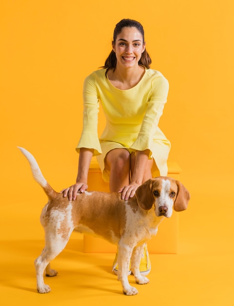 Foto gratuita mujer feliz con un perro