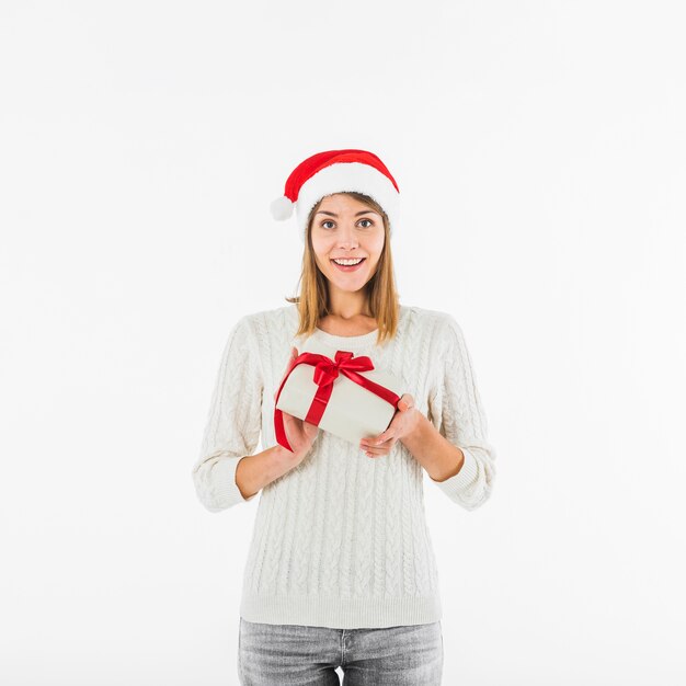 Mujer feliz de pie con caja de regalo