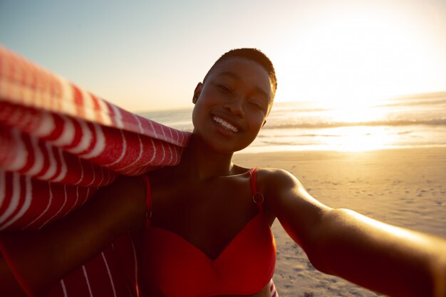 Mujer feliz con pie de manta en la playa