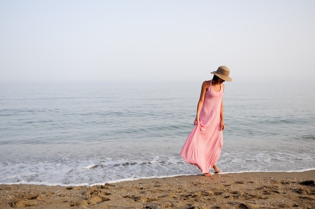 Mujer feliz con los pies en el mar