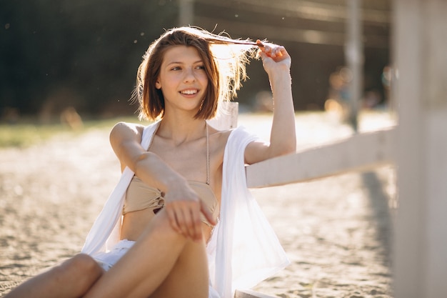 Foto gratuita mujer feliz en la playa