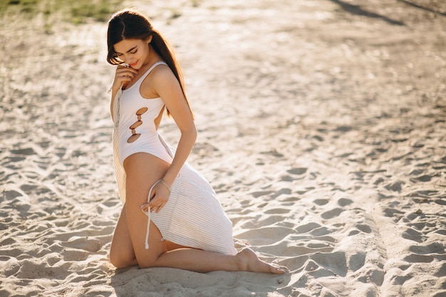 Mujer feliz en la playa