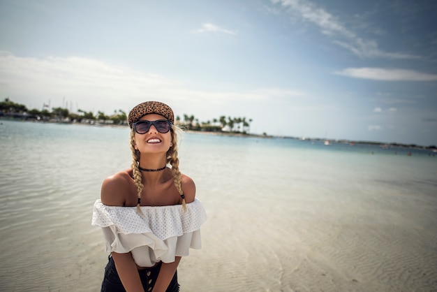 Mujer feliz en la playa