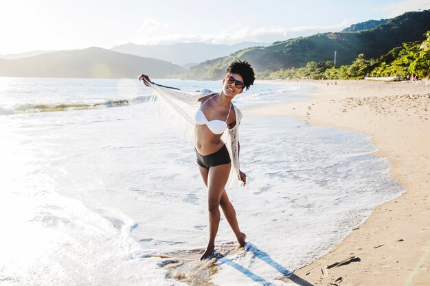 Mujer feliz en la playa