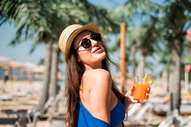 Mujer feliz, en la playa