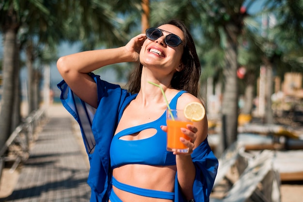 Mujer feliz, en la playa