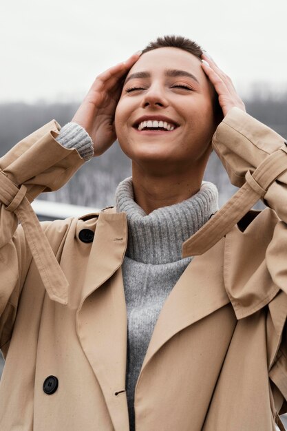 Mujer feliz posando al aire libre tiro medio