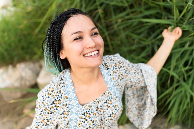 Mujer feliz posando al aire libre