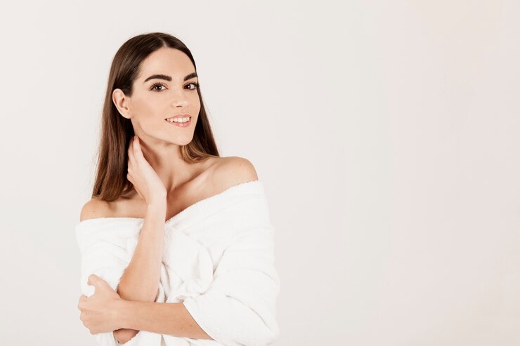 Foto gratuito mujer feliz posando y sonriendo después de un baño