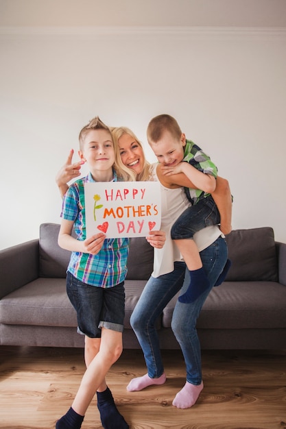 Mujer feliz posando con sus hijos para el día de la madre