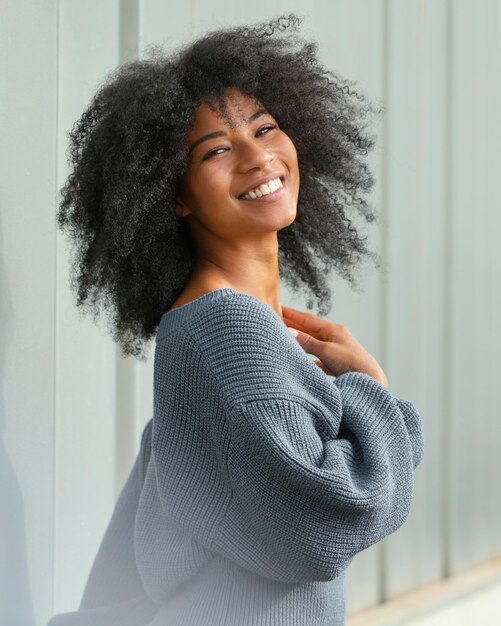 Mujer feliz posando tiro medio