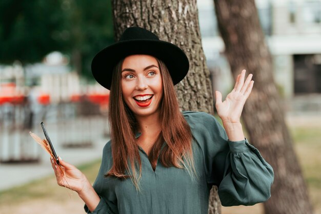 Mujer feliz, posar, con, ella, manos arriba