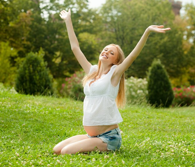 Mujer feliz en el prado de verano