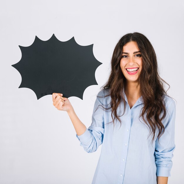 Mujer feliz presentando pizarra de burbuja de texto