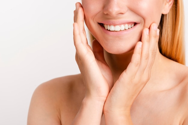 Mujer feliz de primer plano con amplia sonrisa