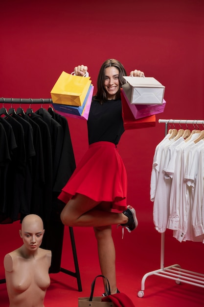 Foto gratuita mujer feliz que detiene sus bolsos de compras