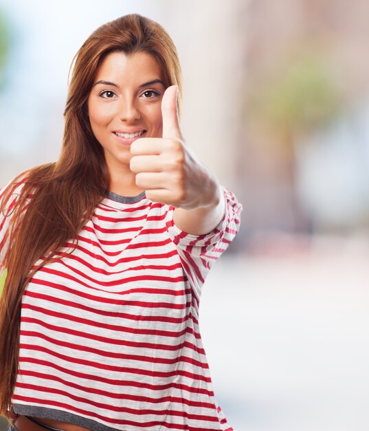 Mujer feliz que muestra el pulgar para arriba