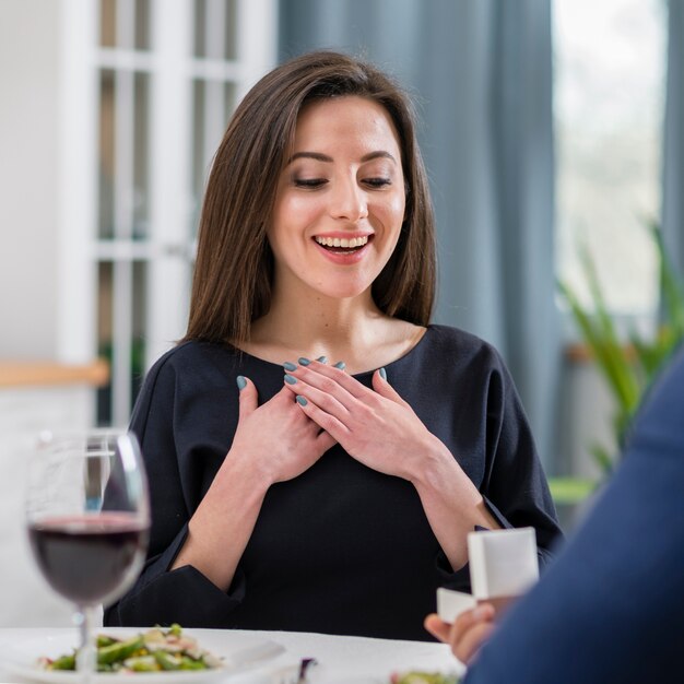 Mujer feliz de que le pidan que se case con su novio