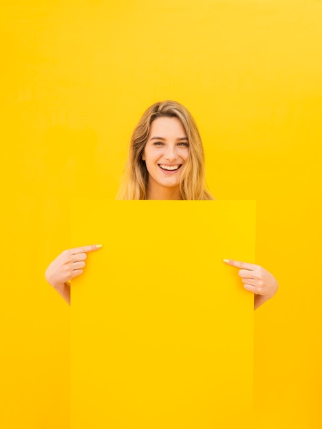 Mujer feliz que sostiene el papel