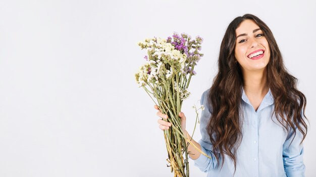 Mujer feliz con ramo de flores