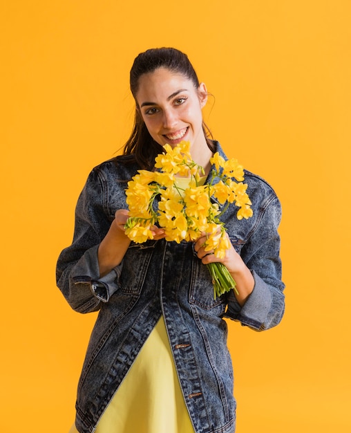 Foto gratuita mujer feliz con ramo de flores