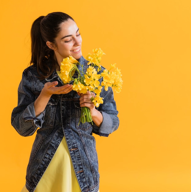 Mujer feliz con ramo de flores