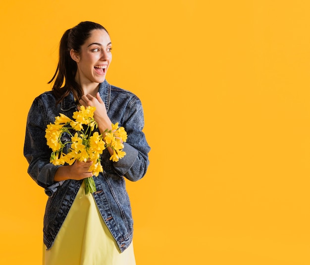 Mujer feliz con ramo de flores