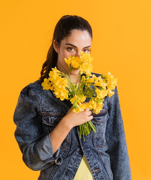 Foto gratuita mujer feliz con ramo de flores