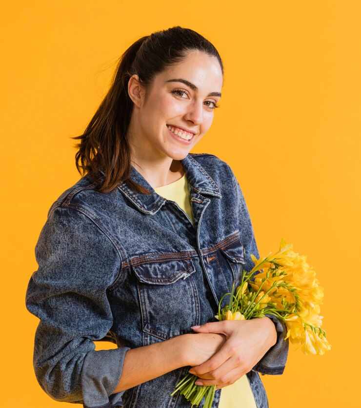 Foto gratuito mujer feliz con ramo de flores