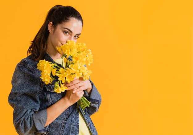 Mujer feliz con ramo de flores