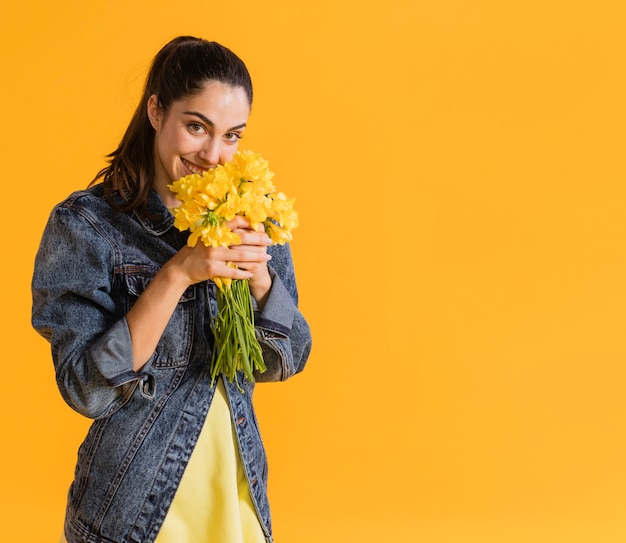 Foto gratuita mujer feliz con ramo de flores