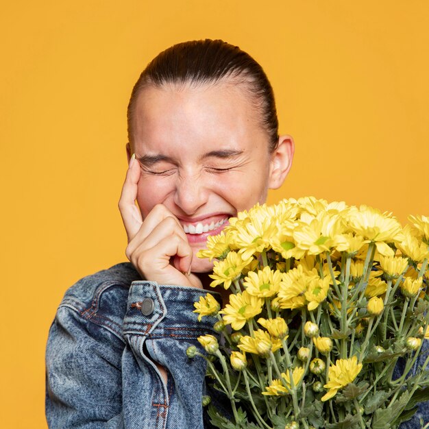 Mujer feliz con ramo de flores