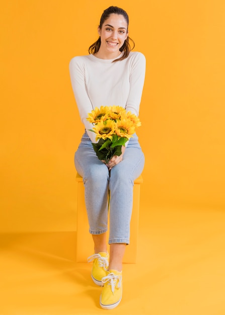 Mujer feliz con ramo de girasol