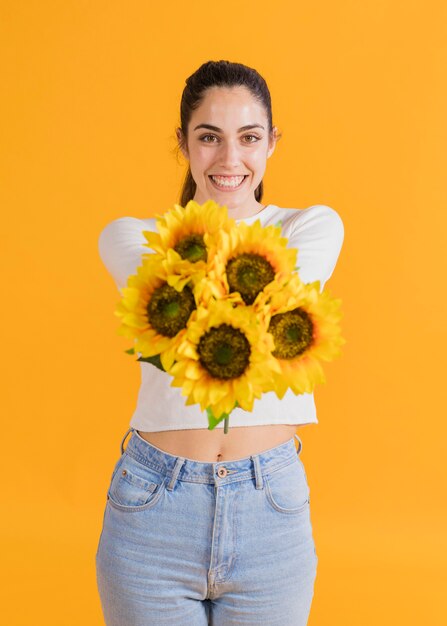 Mujer feliz con ramo de girasol